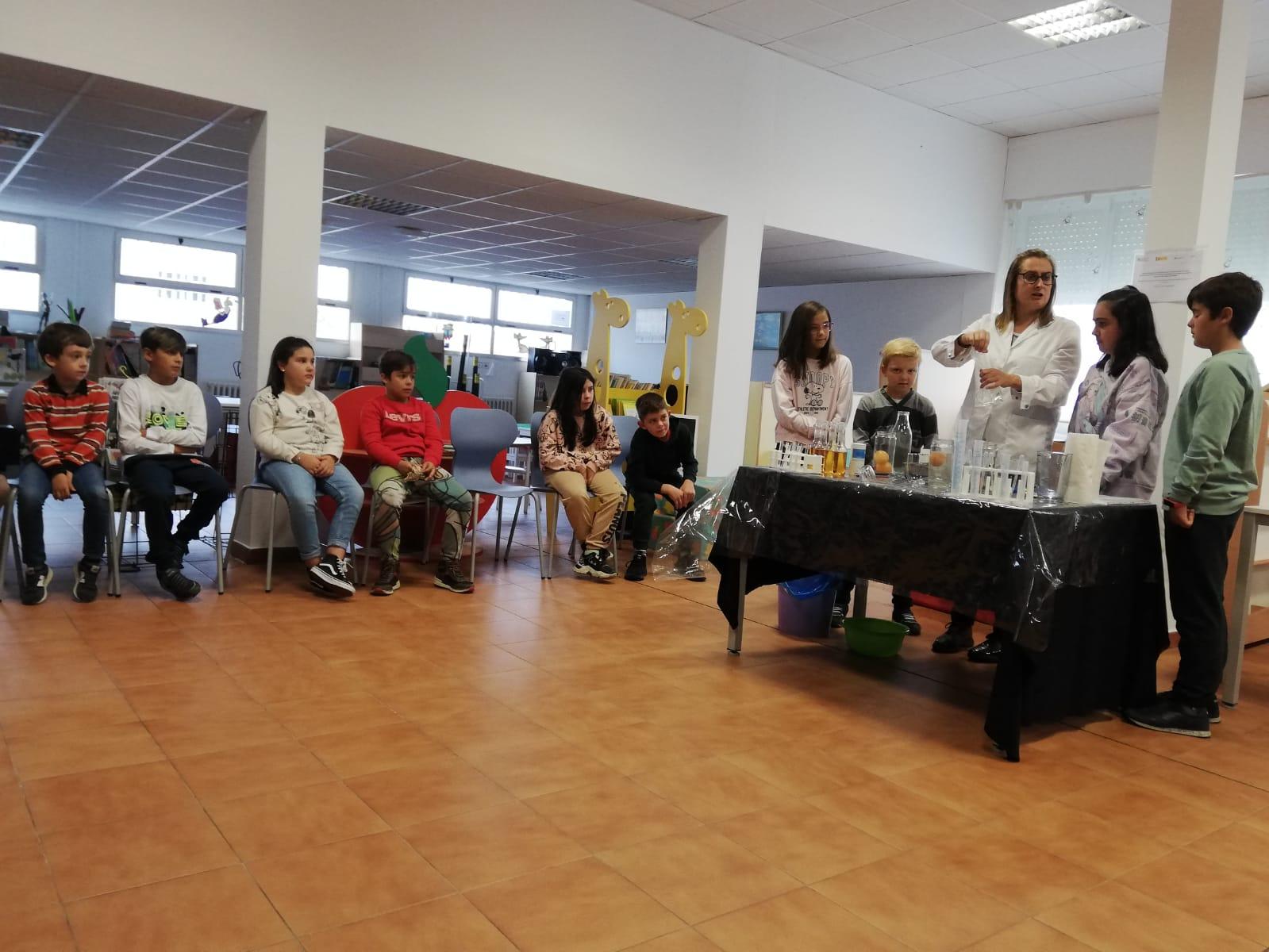 Unha destas actividades no colexio de Agolada 