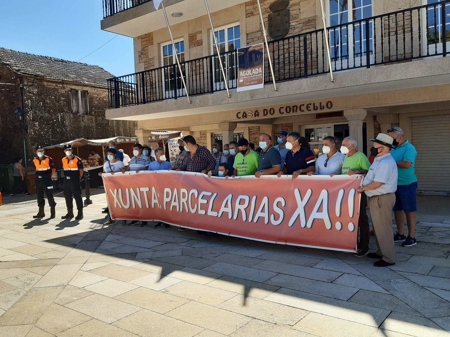 Concentración en agosto de 2021 ante o Consistorio de Agolada para reivindicar de novo as parcelarias paralizadas no municipio